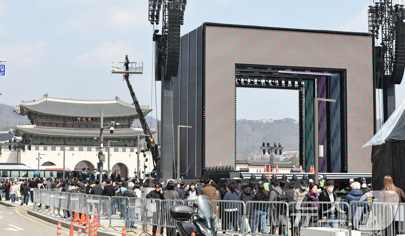 (서울=뉴스1) 최지환 기자 = 방탄소년단(BTS) 완전체 컴백 공연이 하루 앞으로 다가온 20일 서울 광화문광장에 무대 준비가 한창이다. 2026.3.20/뉴스1