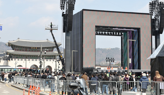 'BTS 컴백' 26만 아미 광화문 집결…"혹시 보험드셨어요?"[영화in보험산책]