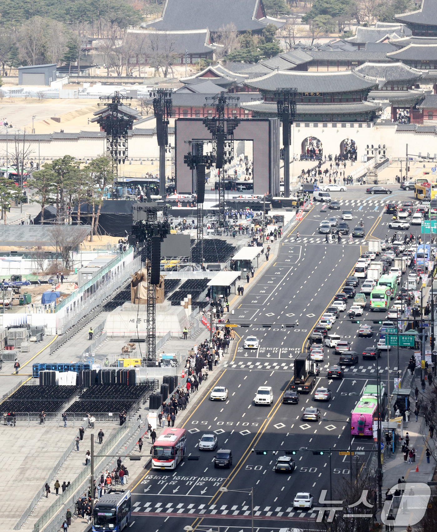 (서울=뉴스1) 최지환 기자 = 방탄소년단(BTS) 완전체 컴백 공연이 하루 앞으로 다가온 20일 서울 광화문광장에서 무대 준비가 진행되고 있다. 2026.3.20/뉴스1