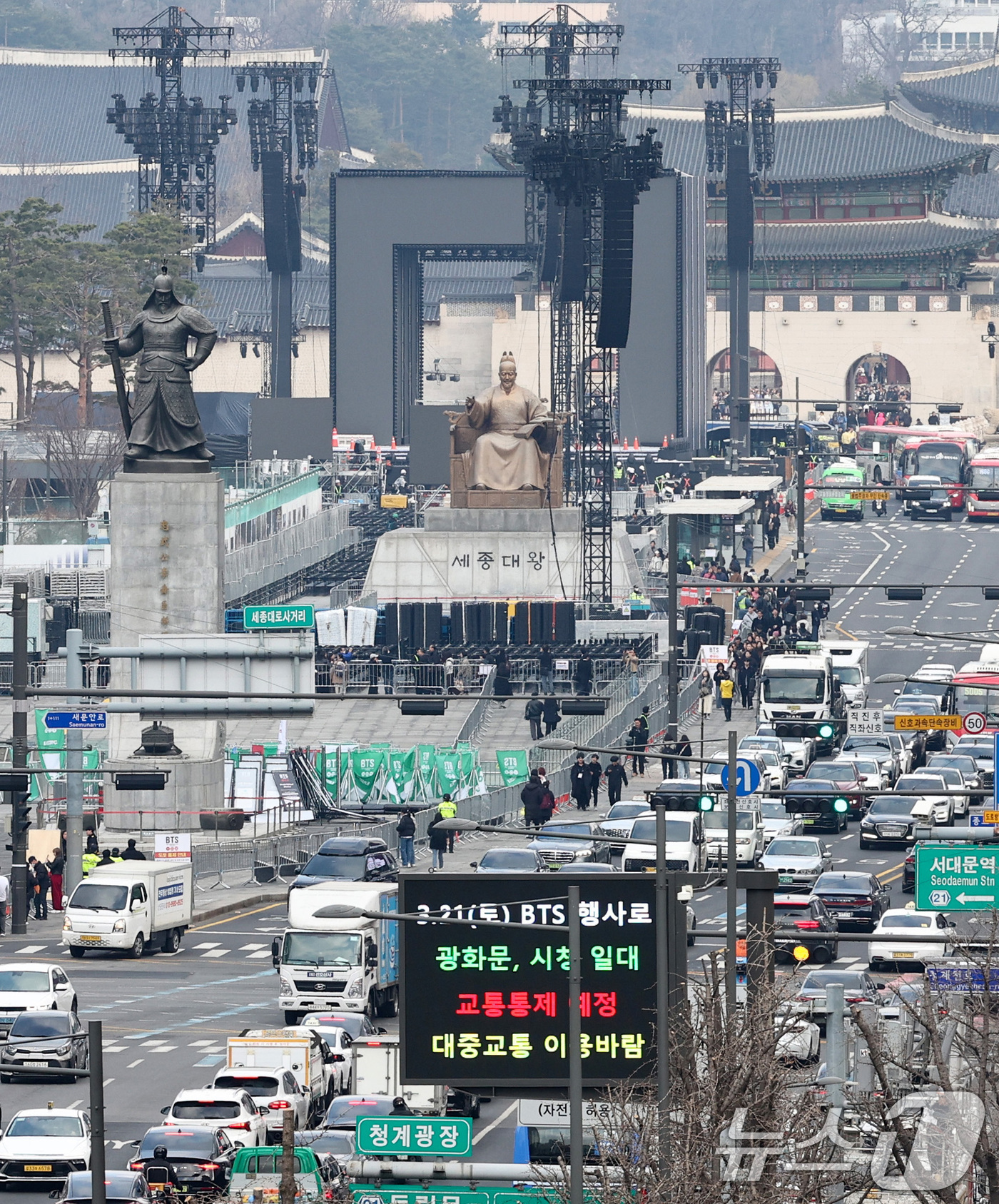 (서울=뉴스1) 최지환 기자 = 방탄소년단(BTS) 완전체 컴백 공연이 하루 앞으로 다가온 20일 서울 광화문광장에서 무대 준비가 진행되고 있다. 2026.3.20/뉴스1