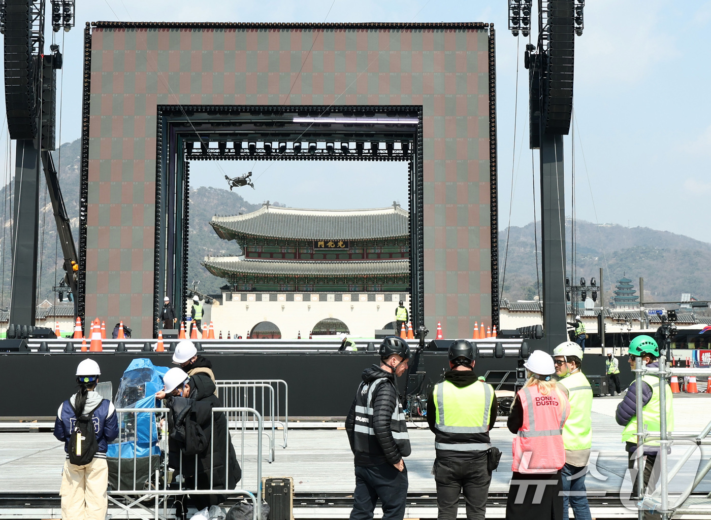 (서울=뉴스1) 최지환 기자 = 방탄소년단(BTS) 완전체 컴백 공연이 하루 앞으로 다가온 20일 서울 광화문광장에 공연 무대 준비로 관계자들이 분주하다.2026.3.20/뉴스1