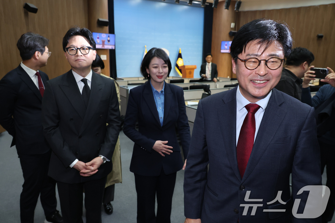 (서울=뉴스1) 신웅수 기자 = 한동훈 전 국민의힘 대표와 배현진 의원이 20일 서울 여의도 국회 소통관에서 김종혁 전 최고위원의 가처분 승소 관련 기자회견에 자리하고 있다. 20 …