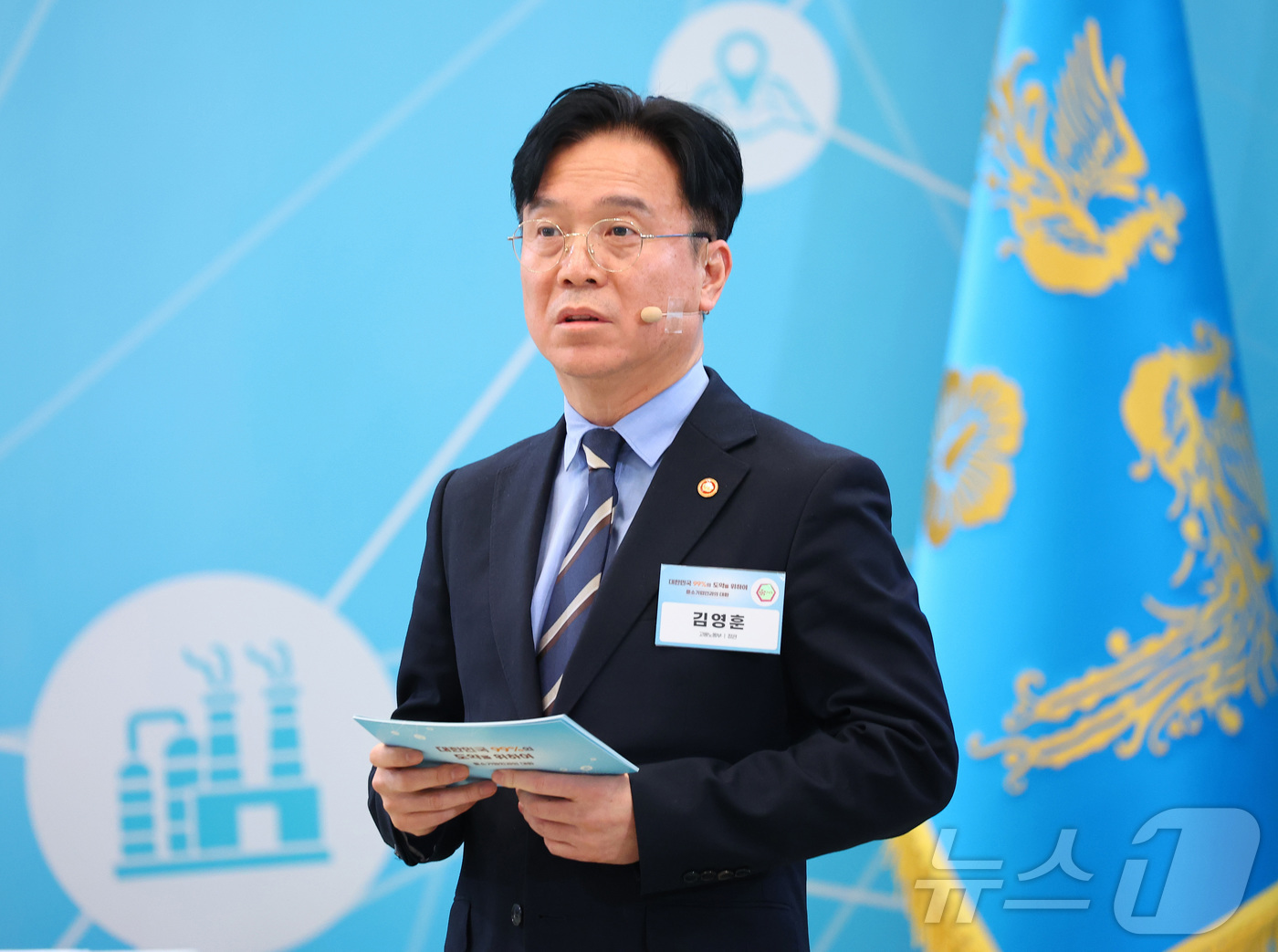 (서울=뉴스1) 허경 기자 = 김영훈 고용노동부 장관이 20일 청와대에서 열린 중소기업인과의 대화에서 '지역인재 육성을 통한 지역 균형성장'을 주제로 발표하고 있다. 2026.3. …