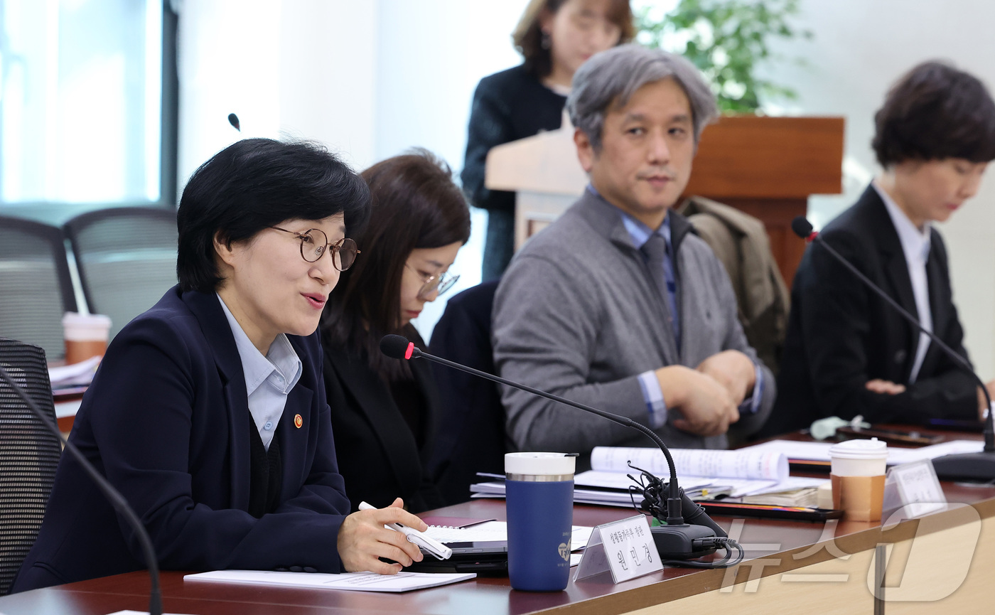 (서울=뉴스1) 김성진 기자 = 원민경 성평등가족부 장관이 20일 서울 종로구 정부서울청사에서 열린 형사미성년자(촉법소년) 연령 사회적 대화협의체 2차 전체회의에서 모두발언을 하고 …