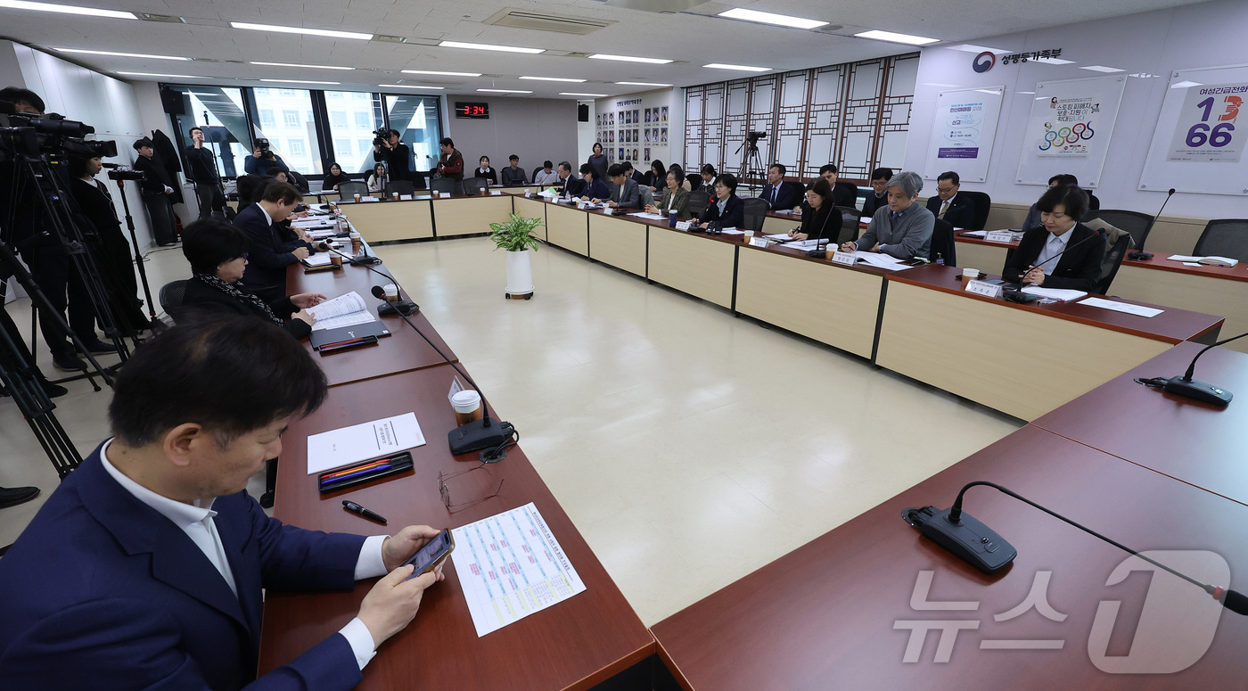 (서울=뉴스1) 김성진 기자 = 원민경 성평등가족부 장관이 20일 서울 종로구 정부서울청사에서 열린 형사미성년자(촉법소년) 연령 사회적 대화협의체 2차 전체회의에서 모두발언을 하고 …