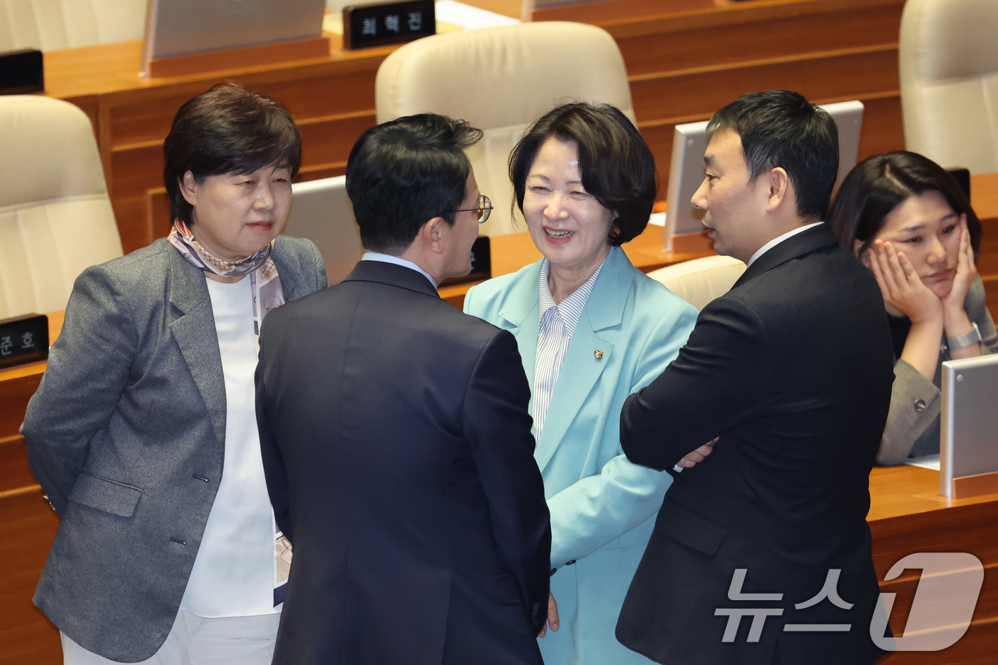 (서울=뉴스1) 신웅수 기자 = 추미애 법사위원장을 비롯한 법사위원들이 20일 서울 여의도 국회에서 열린 제433회국회(임시회) 제2차 본회의에서 대화하고 있다. 2026.3.20 …