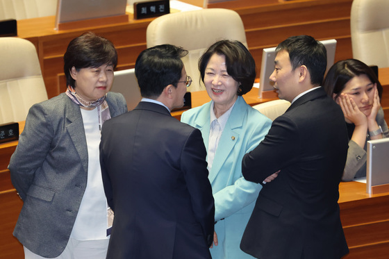 대화나누는 법사위원들