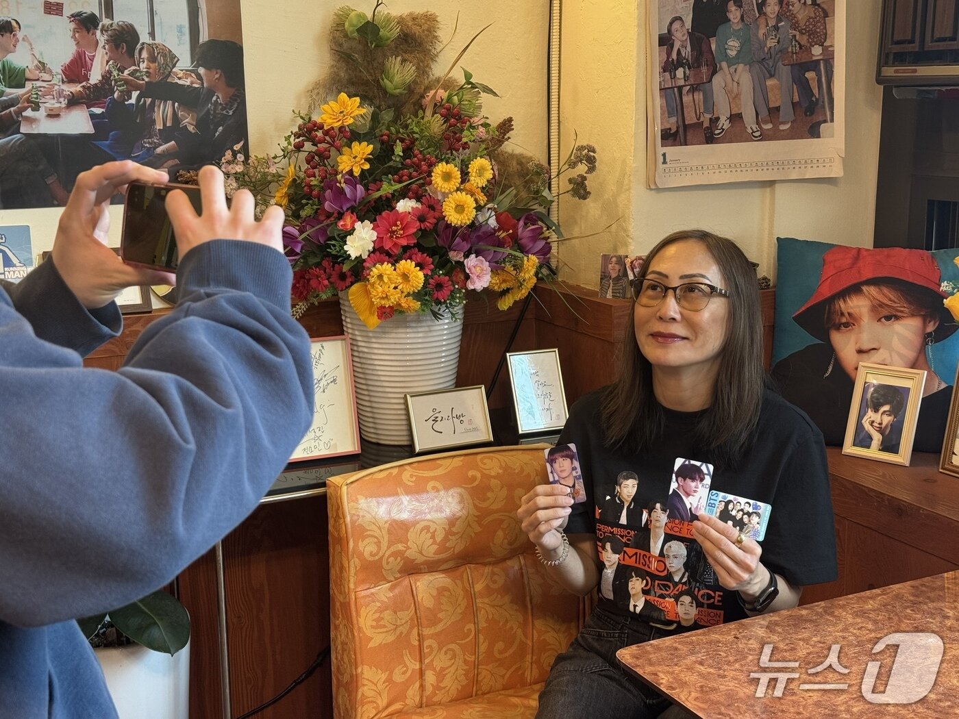 본문 이미지 - 캐나다 밴쿠버에서 한국을 찾은 카렌 BTS 멤버 '정국'의 포토카드를 들고 사진을 찍고 있다. 2026.3.20 ⓒ 뉴스1 권준언 기자