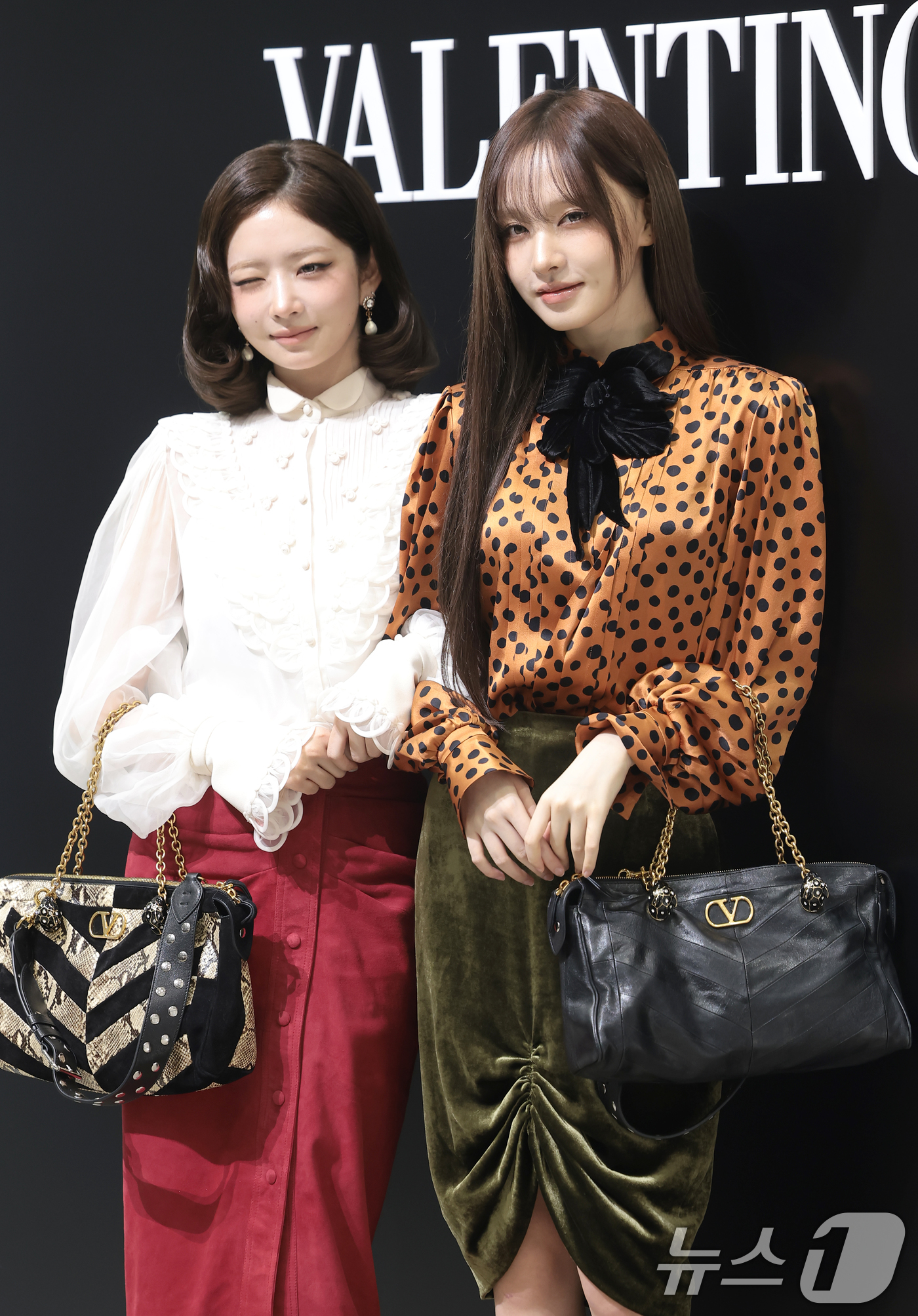 (서울=뉴스1) 권현진 기자 = 아이브(IVE) 레이와 리즈(오른쪽)가 20일 서울 광진구 레이어스튜디오에서 열린 패션 브랜드 메종 발렌티노(VALENTINO) 2026 봄/여름 …