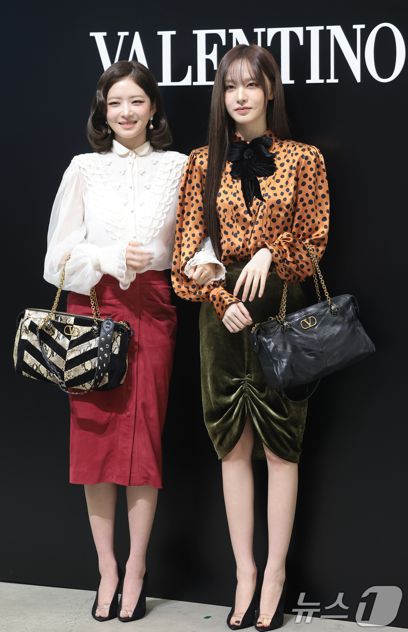 (서울=뉴스1) 권현진 기자 = 아이브(IVE) 레이와 리즈(오른쪽)가 20일 서울 광진구 레이어스튜디오에서 열린 패션 브랜드 메종 발렌티노(VALENTINO) 2026 봄/여름 …
