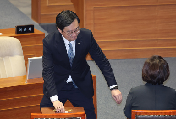 투표하는 장경태 '자진 탈당'