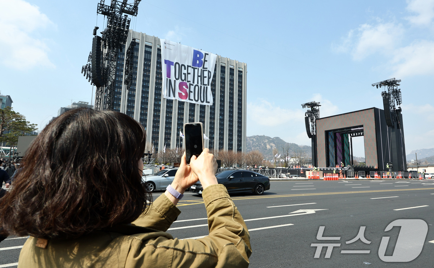 (서울=뉴스1) 최지환 기자 = 방탄소년단(BTS) 완전체 컴백 공연이 하루 앞으로 다가온 20일 서울 종로구 정부서울청사에 BTS 팬들을 반기는 현수막이 설치되고 있다. 2026 …