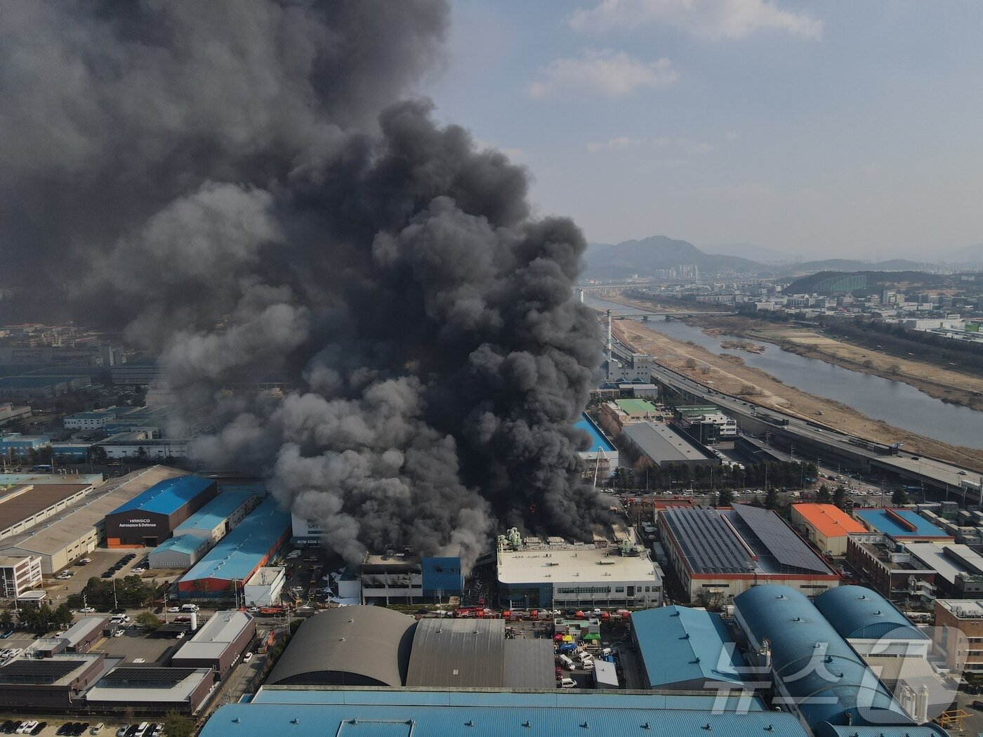 본문 이미지 - 안전공업 공장 화재 당시 모습. 2026.3.20 ⓒ 뉴스1 김기태 기자