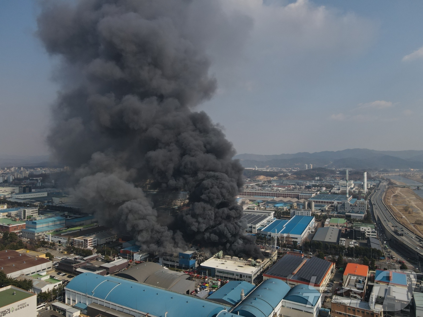 (대전=뉴스1) 김기태 기자 = 20일 오후 1시17분께 대전 대덕구 문평동의 한 공장에서 불이 나 연기가 피어오르고 있다.소방 당국은 신고 14분 만에 대응 2단계를 발령해 진화 …