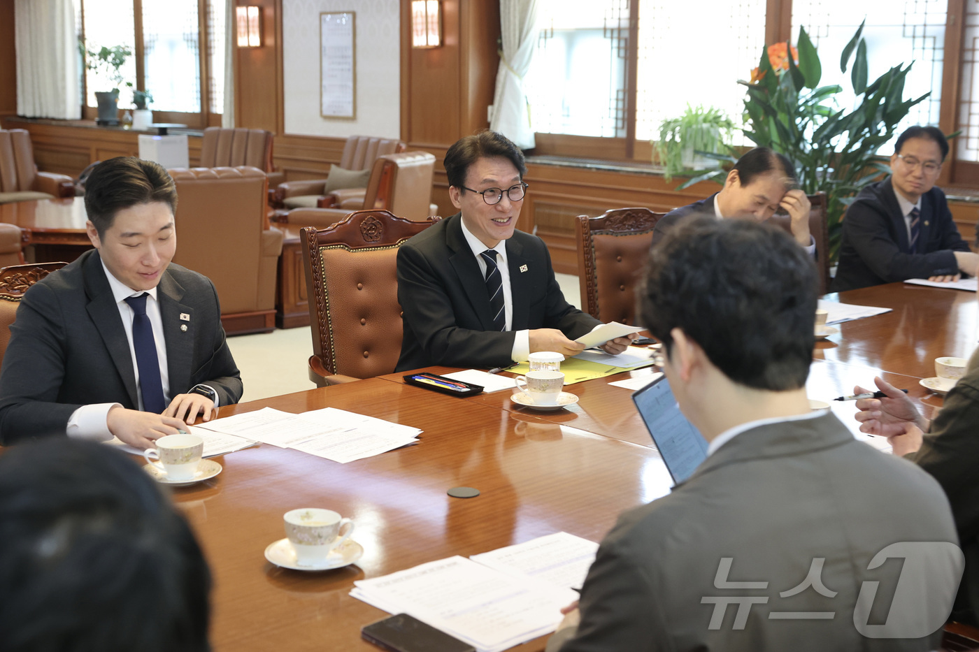 (서울=뉴스1) 김성진 기자 = 김민석 국무총리가 20일 서울 종로구 정부서울청사에서 김구 탄생 150주년 유네스코 기념해 사업 관련 간담회를 하고 있다. (총리실 제공. 재판매 …