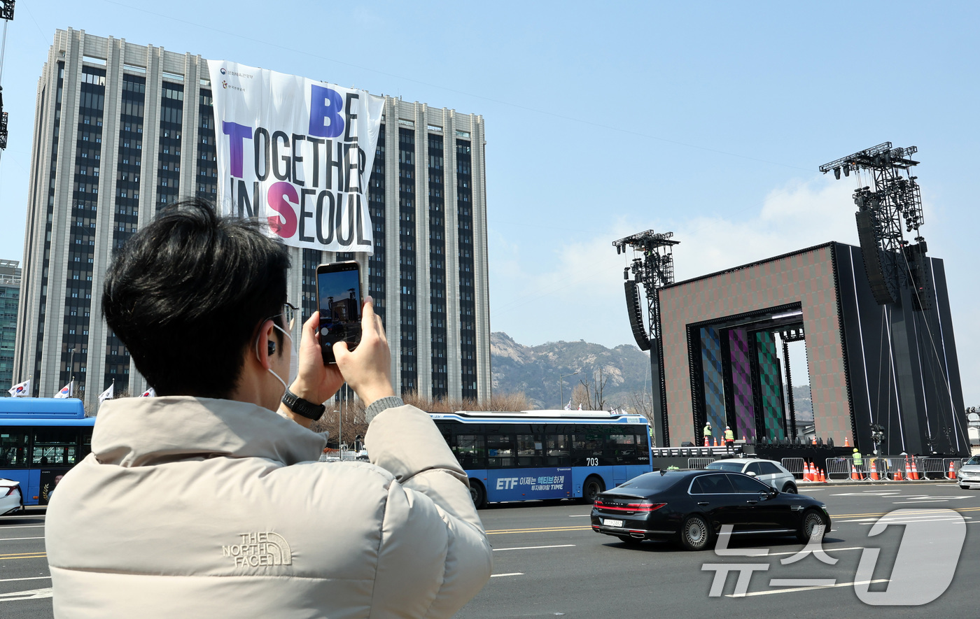 (서울=뉴스1) 최지환 기자 = 방탄소년단(BTS) 완전체 컴백 공연이 하루 앞으로 다가온 20일 서울 종로구 정부서울청사에 BTS 팬들을 반기는 현수막이 설치되고 있다. 2026 …