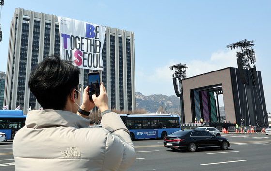 BTS 컴백 축하 현수막 설치되는 정부서울청사
