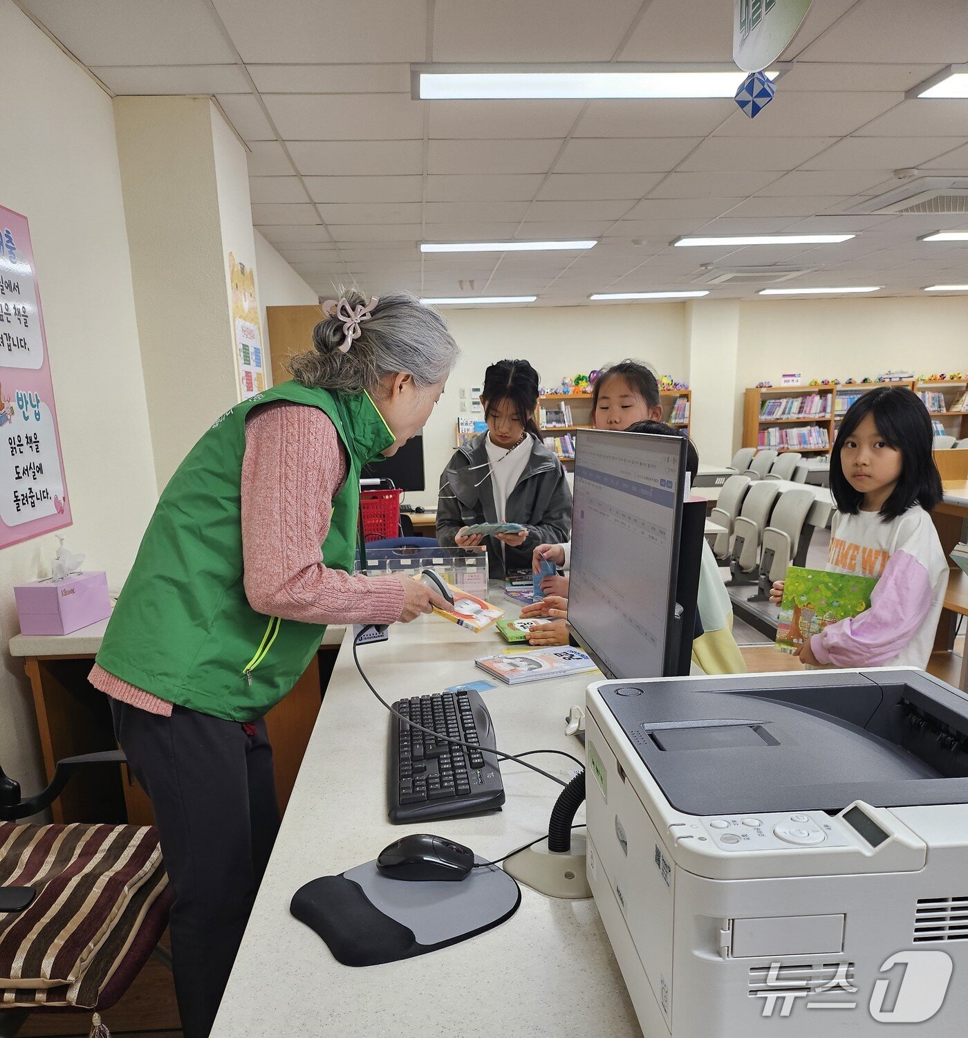 본문 이미지 - 자원봉사자가 학교도서관에서 자원봉사를 하고 있는 모습(전남교육청 제공, 재판매 및 DB금지)/뉴스1