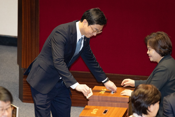 공소청법안 무제한토론 종결 동의의 건 표결하는 장경태 의원