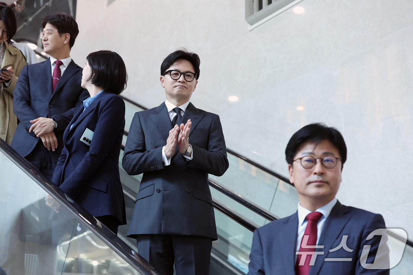 (서울=뉴스1) 신웅수 기자 = 한동훈 전 국민의힘 대표가 20일 서울 여의도 국회 소통관에서 김종혁 전 최고위원의 가처분 승소 관련 기자회견을 마친 후 손뼉을 치고 있다. 202 …