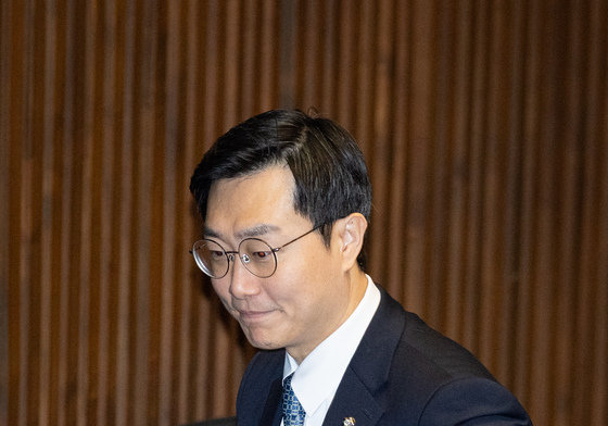 본회의장 나서는 장경태 의원