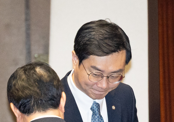 본회의장 표결 참여하는 장경태 의원