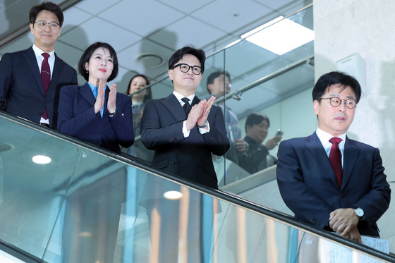 김종혁에게 손뼉치는 한동훈·배현진