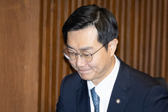 굳은 표정의 장경태 의원