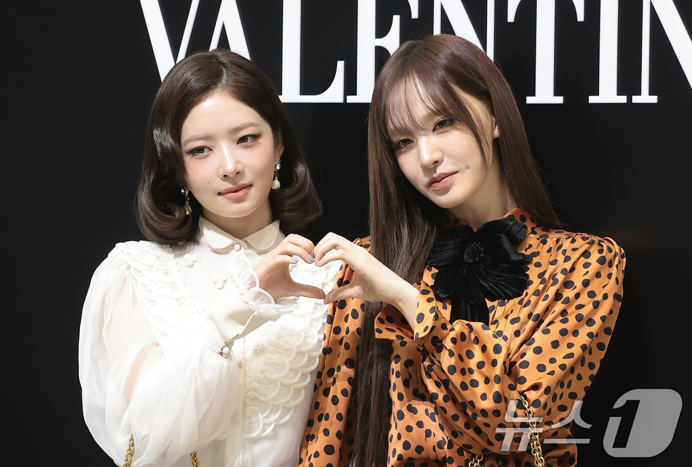 (서울=뉴스1) 권현진 기자 = 아이브(IVE) 레이와 리즈(오른쪽)가 20일 서울 광진구 레이어스튜디오에서 열린 패션 브랜드 메종 발렌티노(VALENTINO) 2026 봄/여름 …