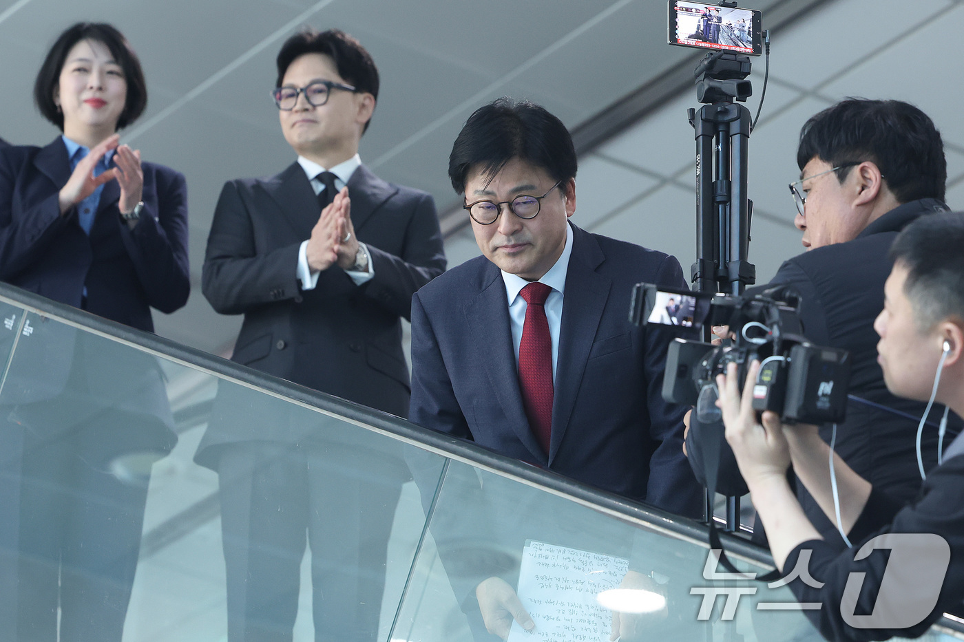 (서울=뉴스1) 신웅수 기자 = 한동훈 전 국민의힘 대표와 배현진 의원이 20일 서울 여의도 국회 소통관에서 김종혁 전 최고위원의 가처분 승소 관련 기자회견을 마친 후 손뼉을 치고 …