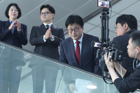 지지자들에게 인사하는 김종혁