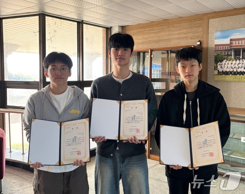 본문 이미지 -  '2026 동계 청소년 IT 학술대회'에서 빅데이터분석 부문 금상을 수상한 학생들이 기념사진을 찍고 있다(전남교육청 제공, 재판매 및 DB금지)/뉴스1