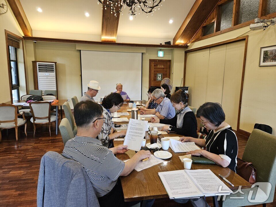 본문 이미지 - 남평도서관에서 독서동아리 '남평 책산책'이 독서토론활동을 하고 있다. (전남교육청 제공, 재판매 및 DB금지)/뉴스1 