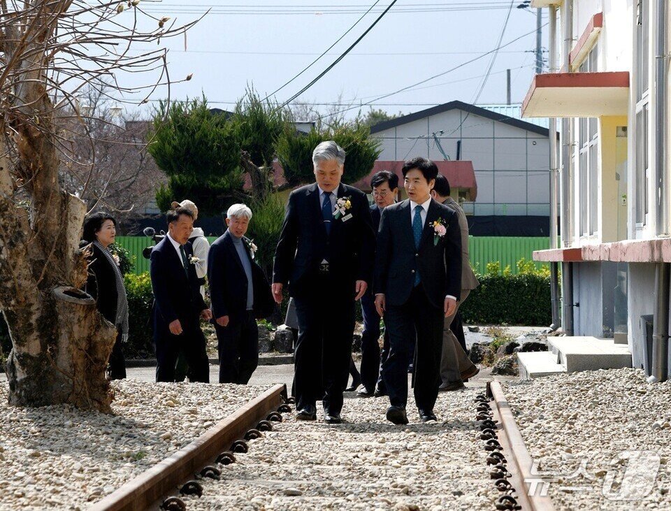 본문 이미지 - 김대중 전남교육감 등 '노벨문학작가학교' 입학식에 참석한 관계자들이 학교를 둘러보고 있다.(전남교육청 제공, 재판매 및 DB금지)/뉴스1 