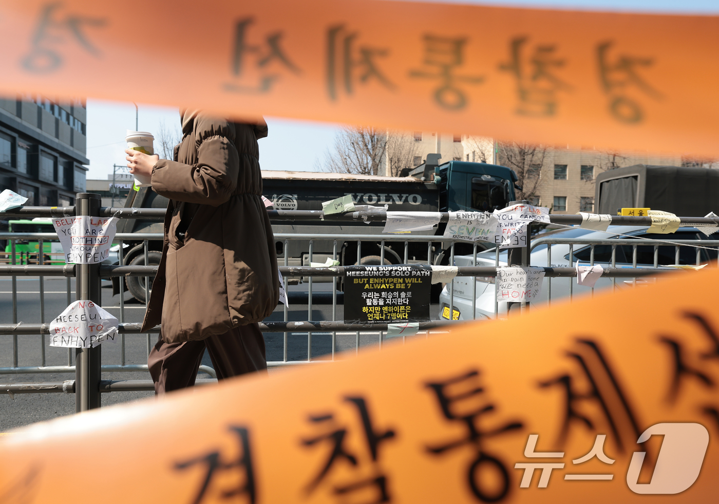 (서울=뉴스1) 권현진 기자 = 20일 서울 용산구 하이브 사옥 인근에 엔하이픈 희승의 팬들이 적어 놓은 메시지가 붙어 있다.앞서 지난 10일 엔하이픈 소속사 빌리프랩은 “희승이 …