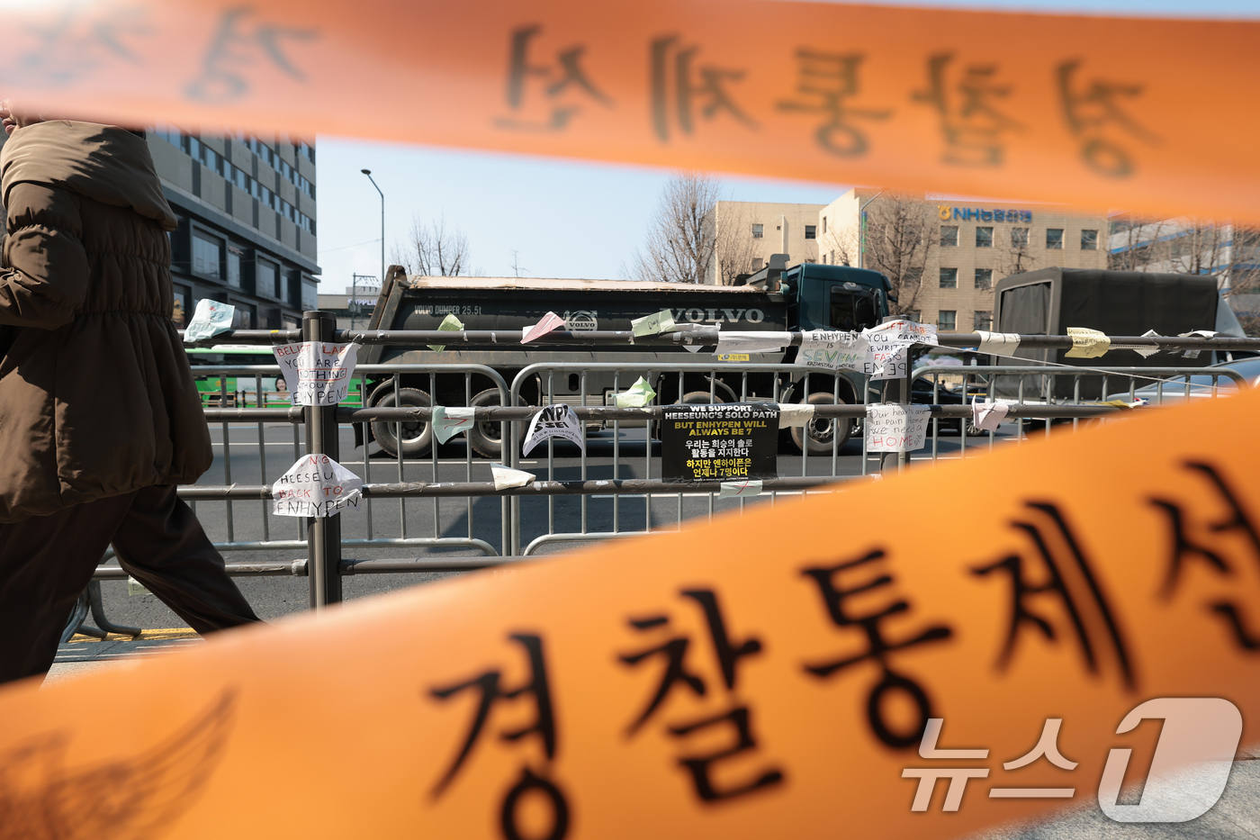 (서울=뉴스1) 권현진 기자 = 20일 서울 용산구 하이브 사옥 인근에 엔하이픈 희승의 팬들이 적어 놓은 메시지가 붙어 있다.앞서 지난 10일 엔하이픈 소속사 빌리프랩은 “희승이 …