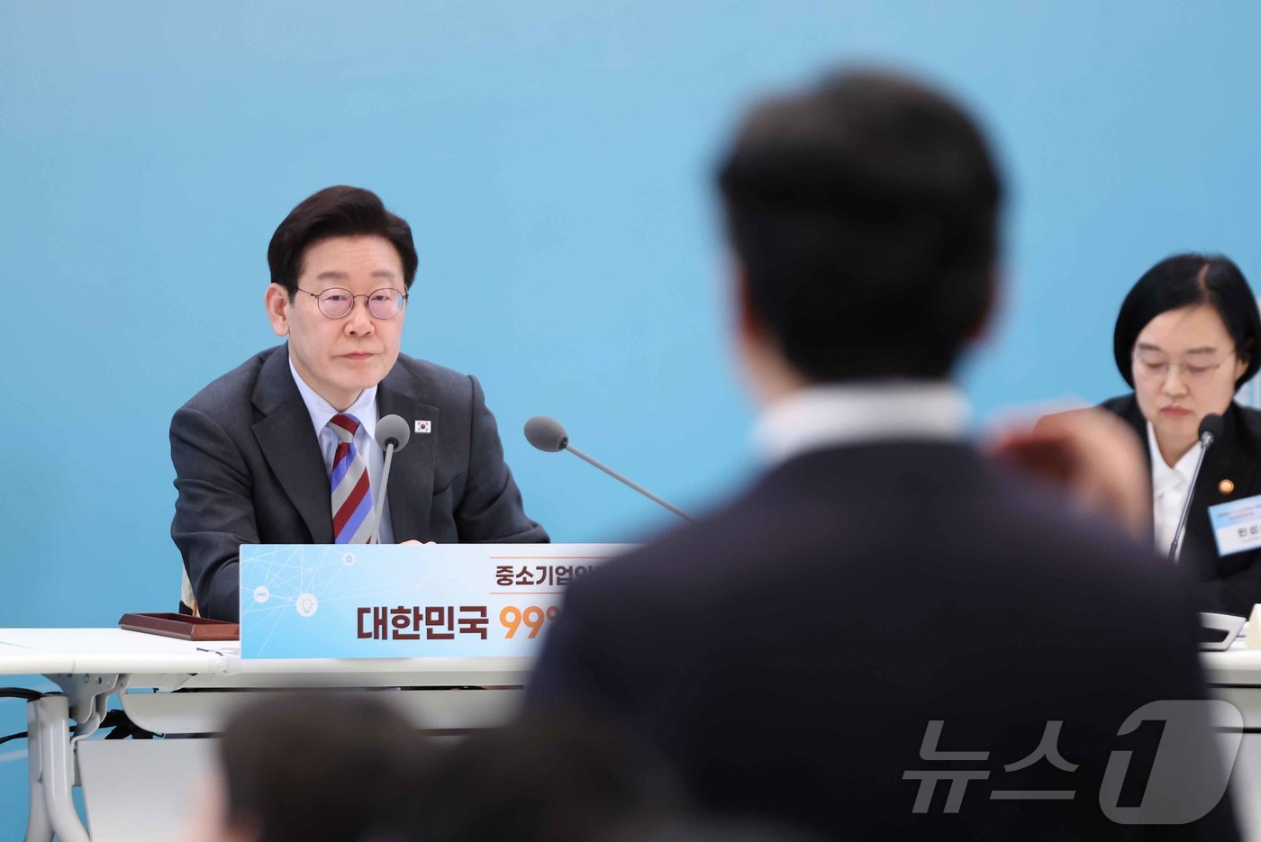 (서울=뉴스1) 허경 기자 = 이재명 대통령이 20일 청와대에서 열린 중소기업인과의 대화에서 참석자의 발언을 경청하고 있다. 2026.3.20/뉴스1