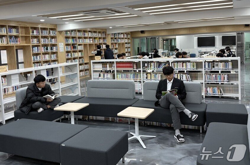 본문 이미지 - 여천고 도서관에서 학생들이 책을 읽고 있다.(전남교육청 제공, 재판매 및 DB금지)/뉴스1 