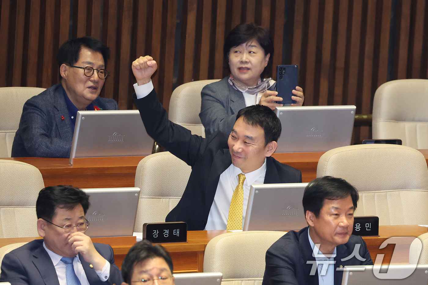 (서울=뉴스1) 신웅수 기자 = 김용민 더불어민주당 의원이 20일 서울 여의도 국회에서 열린 제433회국회(임시회) 제2차 본회의에서 공소청법안(대안)이 가결되자 환호하고 있다. …