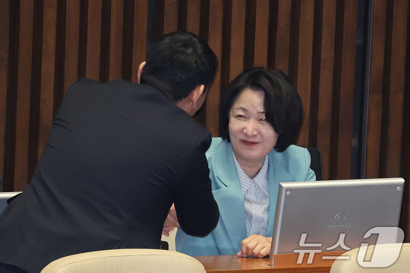 (서울=뉴스1) 신웅수 기자 = 추미애, 김용민 더불어민주당 의원이 20일 서울 여의도 국회에서 열린 제433회국회(임시회) 제2차 본회의에서 공소청법안(대안)이 가결되자 악수하고 …