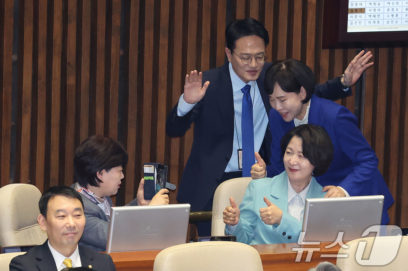 (서울=뉴스1) 신웅수 기자 = 추미애 법제사법위원장이 20일 서울 여의도 국회에서 열린 제433회국회(임시회) 제2차 본회의에서 공소청법안(대안)이 가결되자 기념 촬영으 하고 있 …