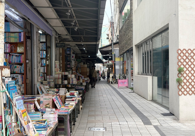 "책은 사라지고 사진만 남아"…보수동 책방골목, 기록의 공간 '흔들'