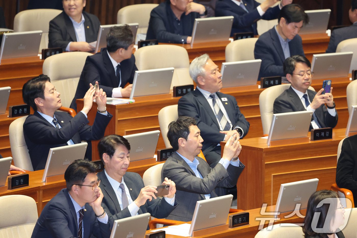 (서울=뉴스1) 신웅수 기자 = 한민수 의원을 비롯한 더불어민주당 의원들이 20일 서울 여의도 국회에서 열린 제433회국회(임시회) 제2차 본회의에서 공소청법안(대안)이 가결되는 …