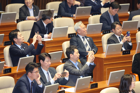 공소청법 본회의 가결의 순간