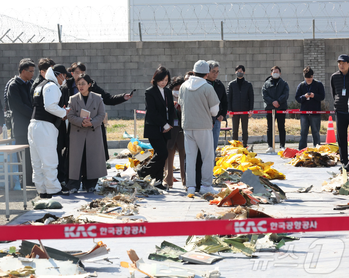 (무안=뉴스1) 조수민 수습기자 = 20일 오후 전남 무안군 무안국제공항 잔해물 분류 현장에서 전성환 대통령실 경청통합수석이 분류 현장을 살펴보고 있다. 2026.3.20/뉴스1