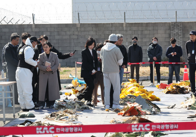 잔해물 분류 작업 현장 보는 전성환 대통령실 경청통합수석