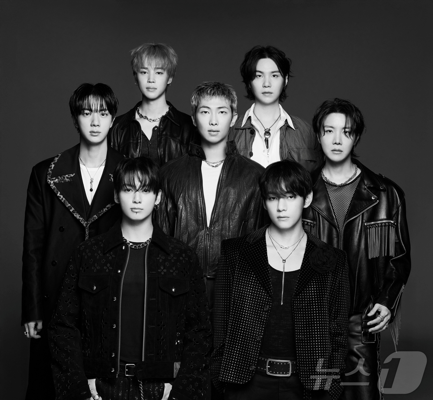 (서울=뉴스1) 김진환 기자 = 그룹 방탄소년단(BTS)이 20일 2022년 6월 앤솔러지 앨범 'Proof' 이후 3년 9개월만에 정규 5집 앨범 '아리랑'(ARIRANG)을 발 …