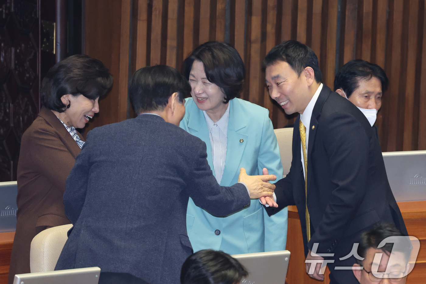 (서울=뉴스1) 신웅수 기자 = 추미애, 김용민 더불어민주당 의원이 20일 서울 여의도 국회에서 열린 제433회국회(임시회) 제2차 본회의에서 공소청법안(대안)이 가결된 후 동료 …