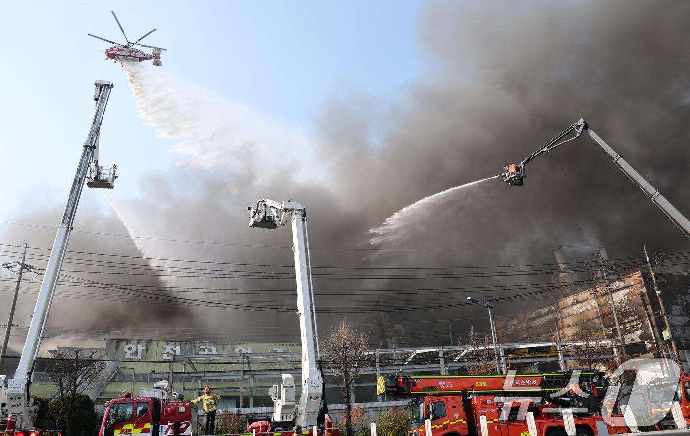 본문 이미지 - 20일 오후 1시17분께 대전 대덕구 문평동의 한 공장에서 불이 나 연기가 피어오르고 있다.  2026.3.20 ⓒ 뉴스1 김기태 기자
