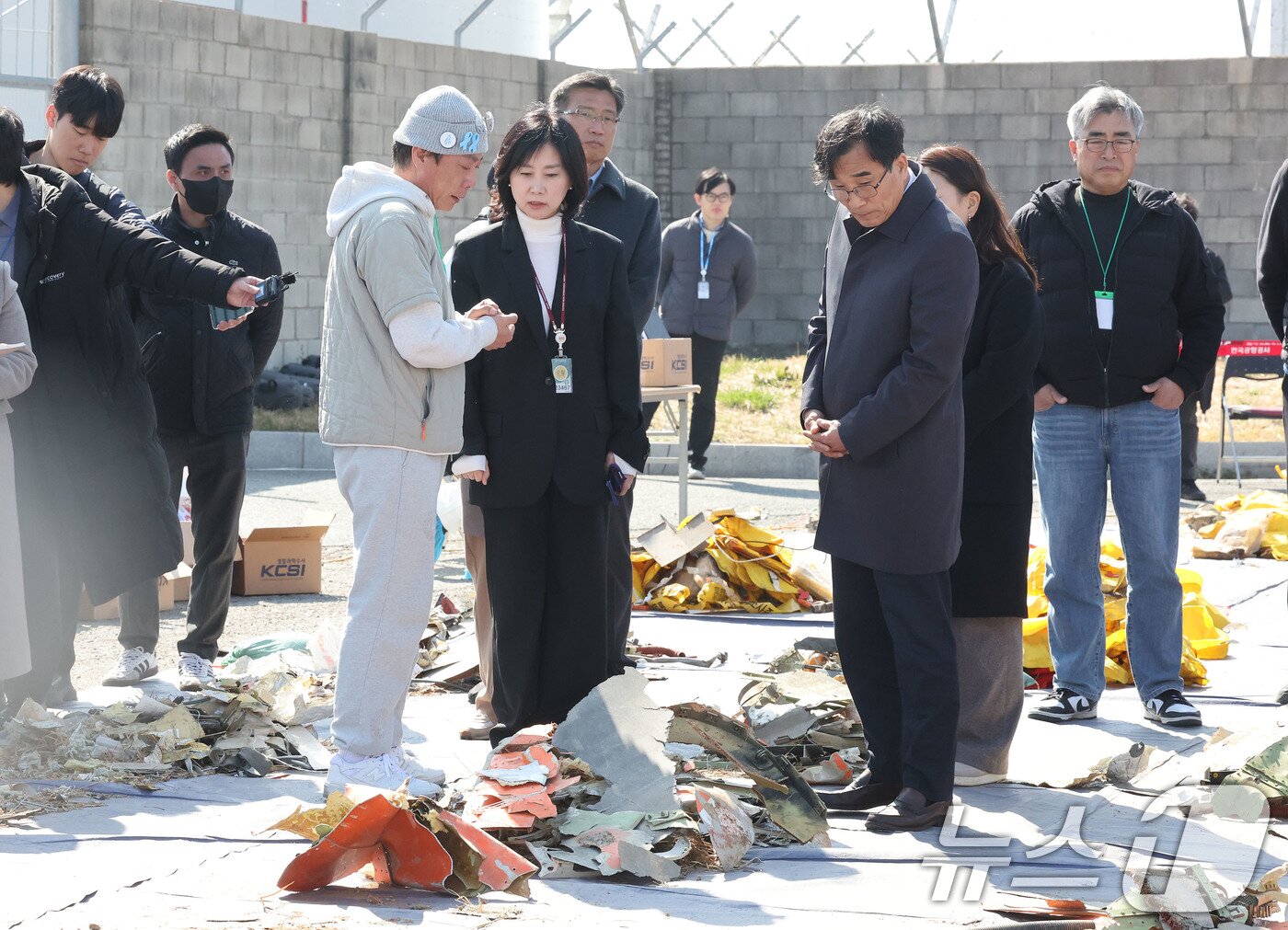 본문 이미지 - 20일 오후 전남 무안군 무안국제공항에서 전성환 대통령실 경청통합수석이 방문해 항철위의 기체 잔해 재분류 작업 현장을 살펴보고 있다. 2026.3.20 ⓒ 뉴스1 박지현 기자
